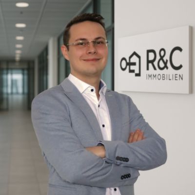 Chris Ullrich ist Ihr persönlicher Ansprechpartner und Geschäftsführer bei R&C Immobilien – kompetent, verlässlich, engagiert. Chris Ullrich ist Ihr persönlicher Ansprechpartner und Geschäftsführer bei R&C Immobilien – kompetent, verlässlich, engagiert.